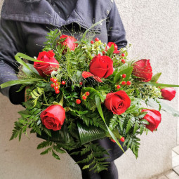 Bēru štrauss ar sarkanām rozēm un hipperikumu