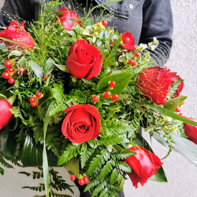 Bēru štrauss ar sarkanām rozēm un hipperikumu