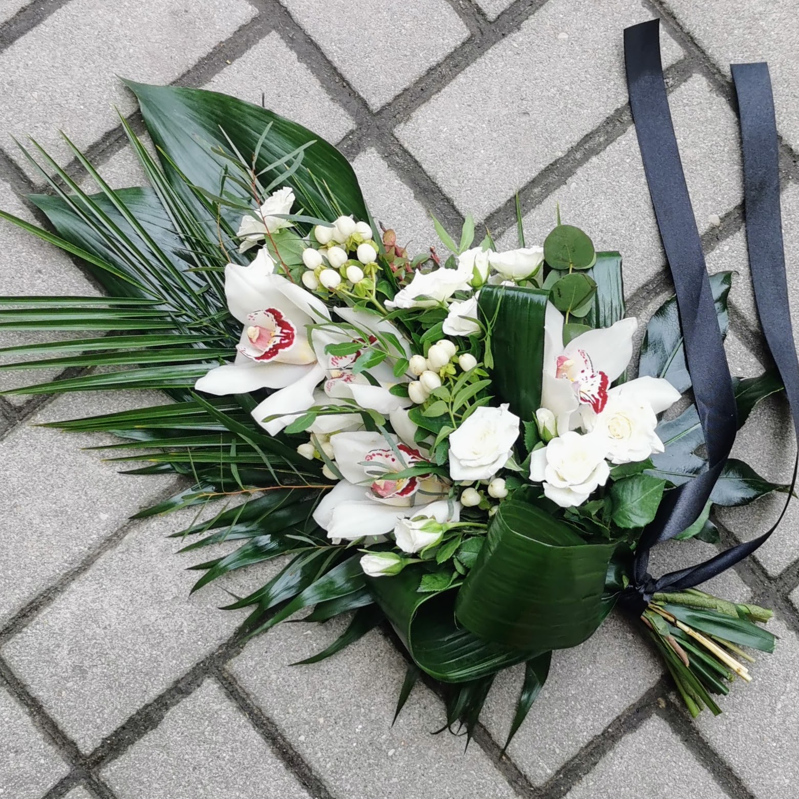 Neliels baltu  ziedu pušķis piemērots krematorijam